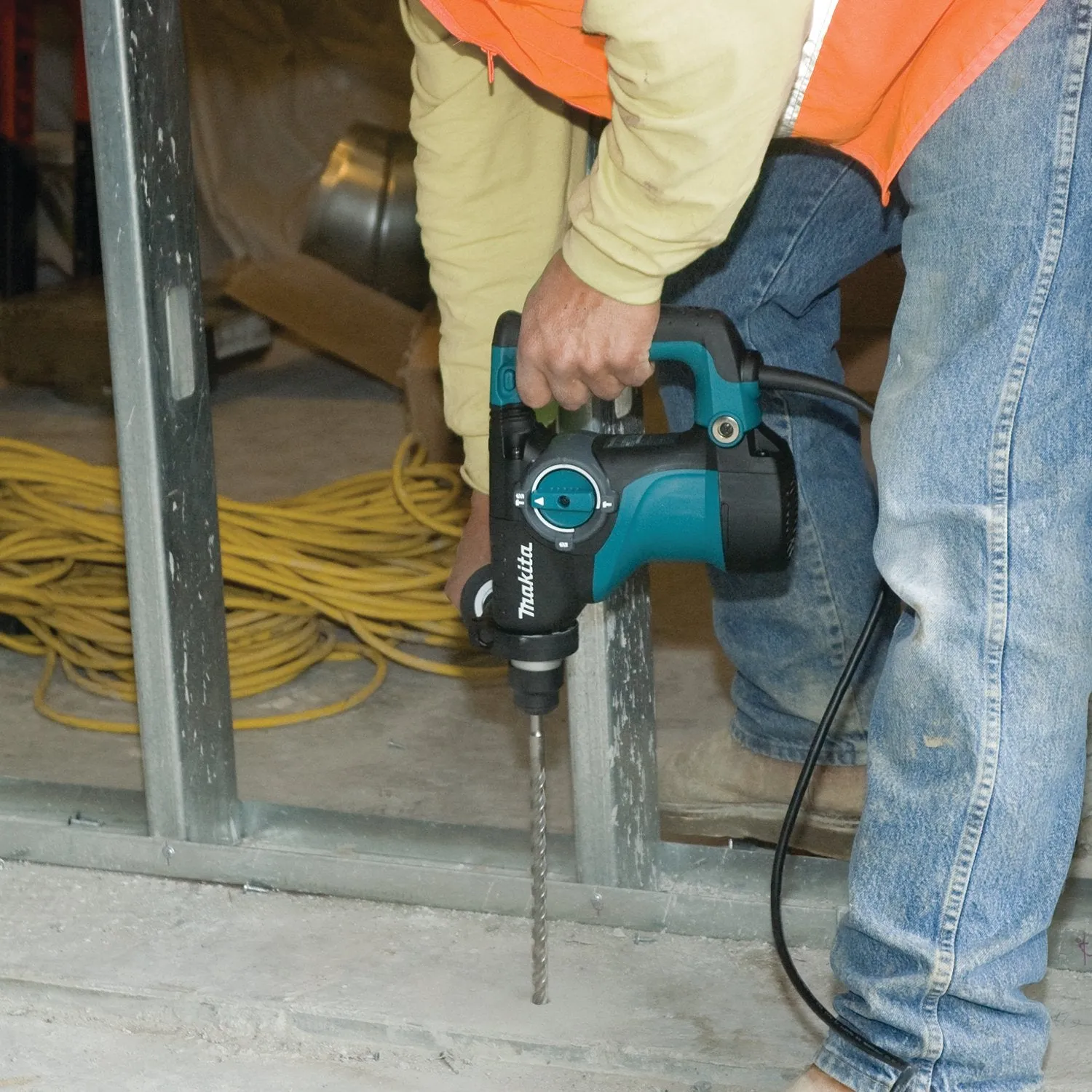 Makita (HR2811FX) 1‑1/8'' SDS‑PLUS Rotary Hammer and 4‑1/2" Angle Grinder