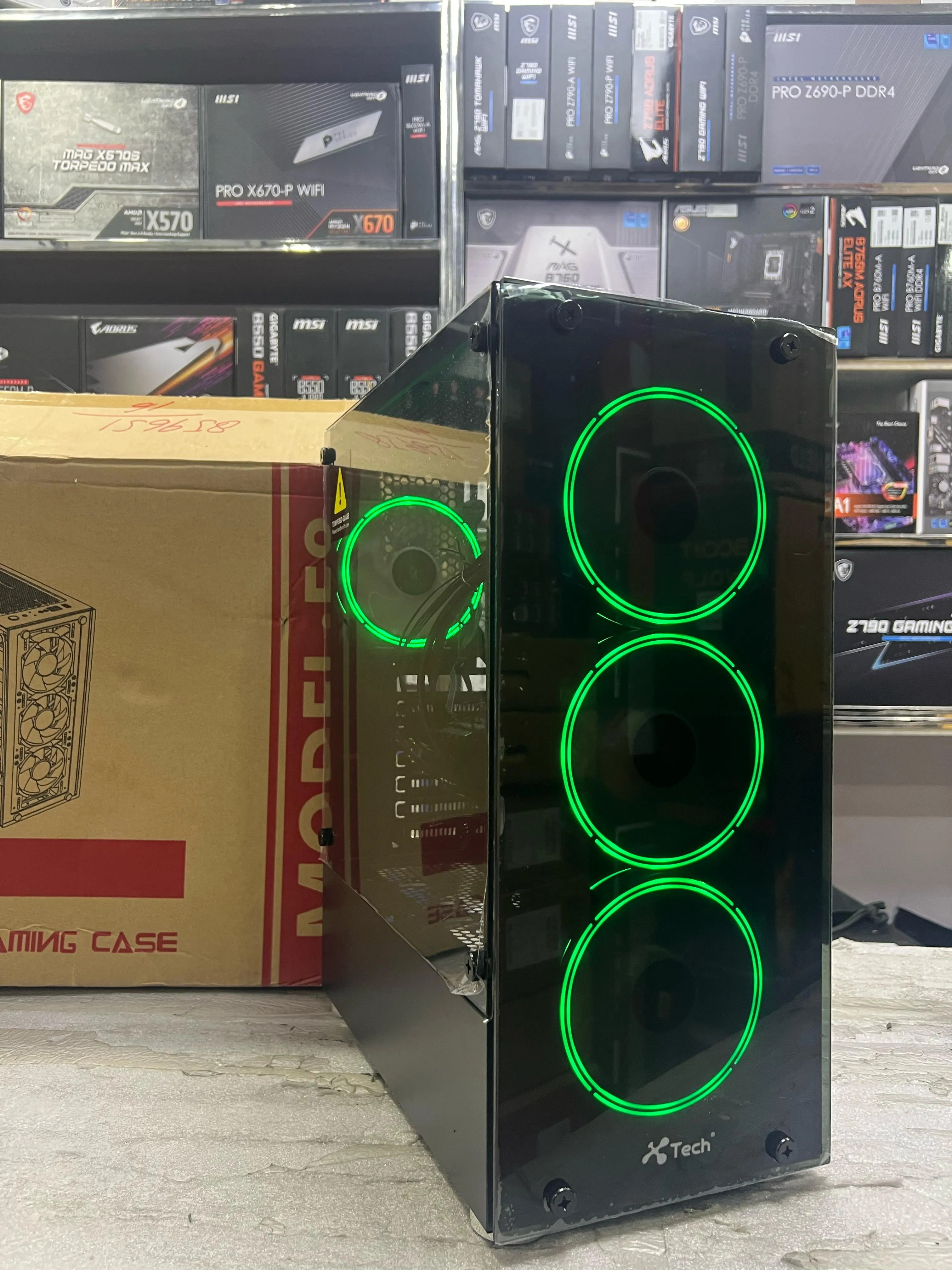 Xtech Casing F8 mid Tower black with 4 Rgb Fans